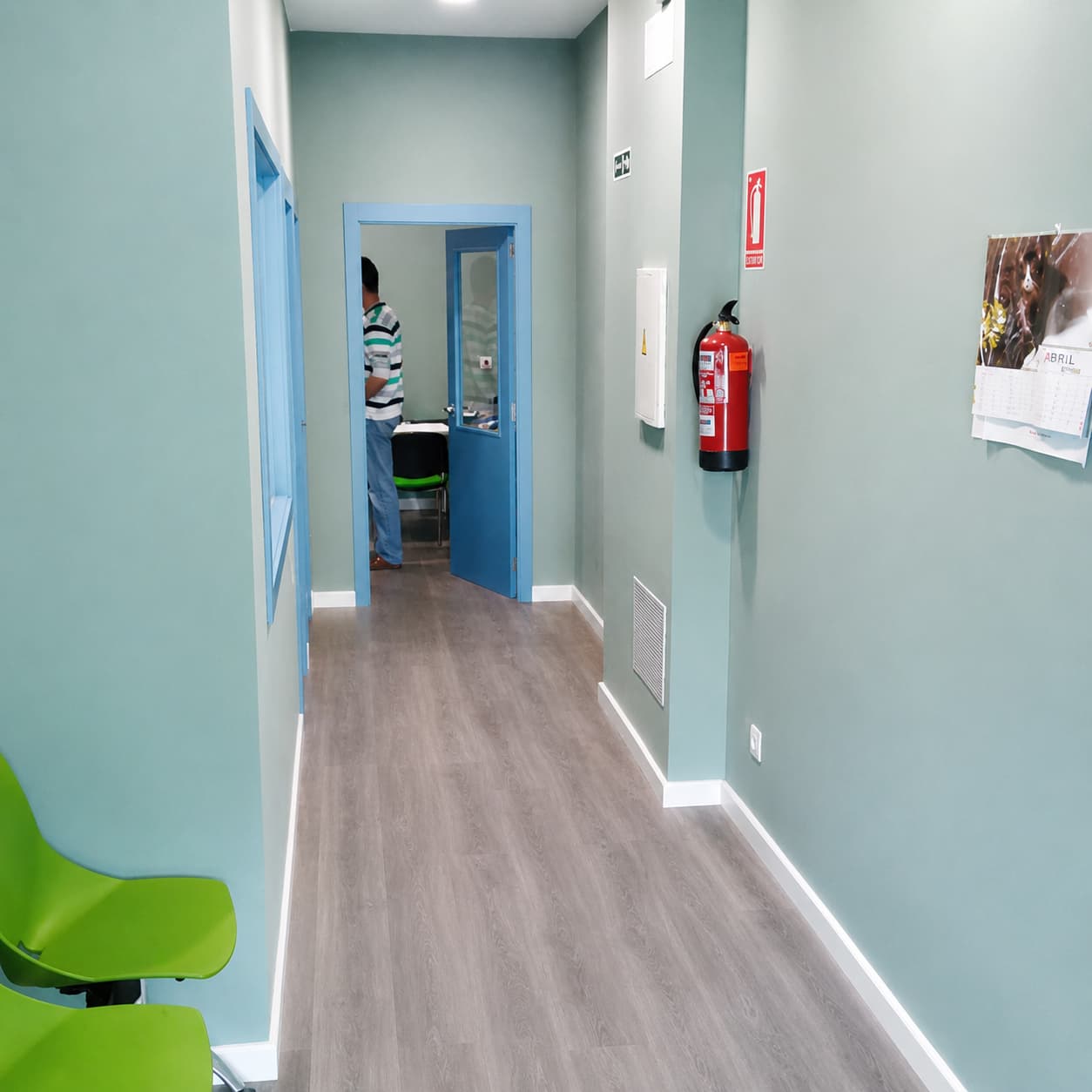 Pasillo y sala de espera del centro veterinario en Arteixo